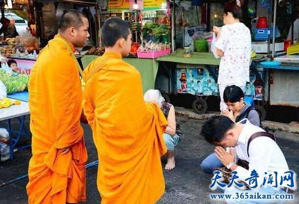 上海惊现假冒僧人强行化缘!冒充者称假冒僧人强行化缘来钱快引起众愤!