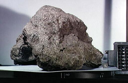 月球上的秘密：月球岩石竟没月球土壤古老
