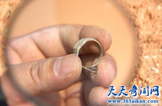 广西古墓发现手表样式戒指