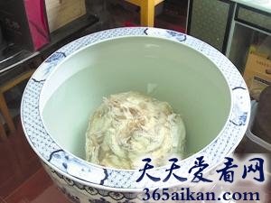 70岁老人挖出雪白太岁，高价卖给火锅店