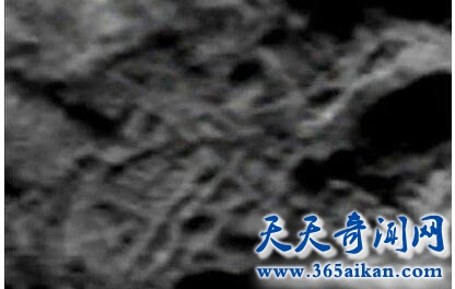 月面发现新鲜人类赤脚印1.jpg