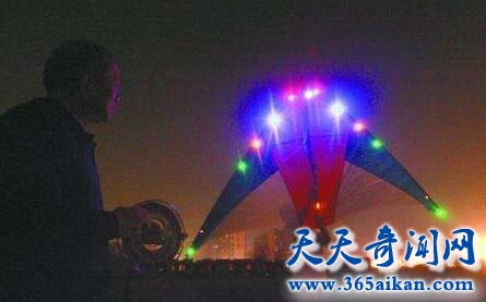 市民拍到蓝色闪光物真的是UFO吗？UFO专家说不是风筝和飞机！