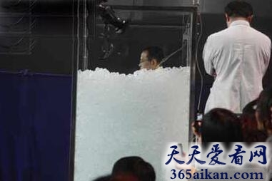 全球最不怕冷的人，泡在冰中100分钟
