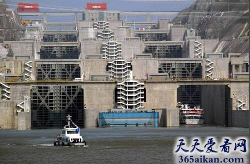 世界上最大的船闸：三峡船闸