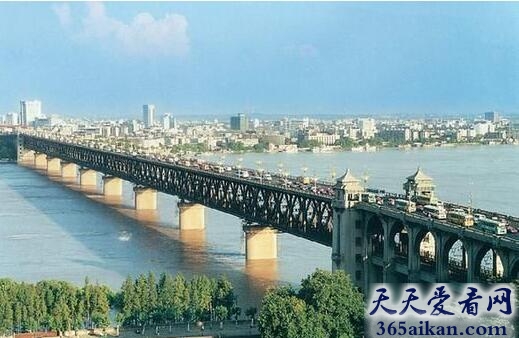 中国自己修建的第一座大桥——武汉长江大桥