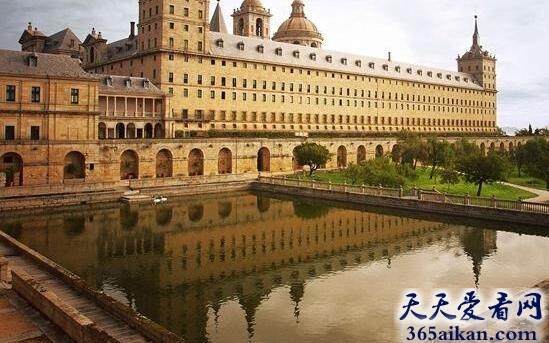 巴斯大学管理学院.jpg