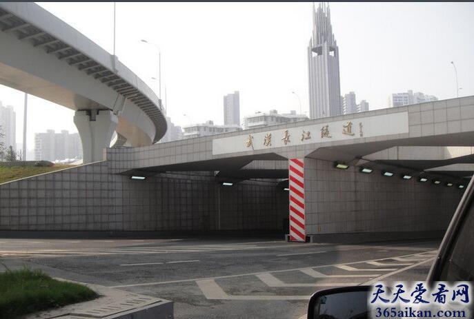 中国第一条人造的长江隧道：武汉长江隧道