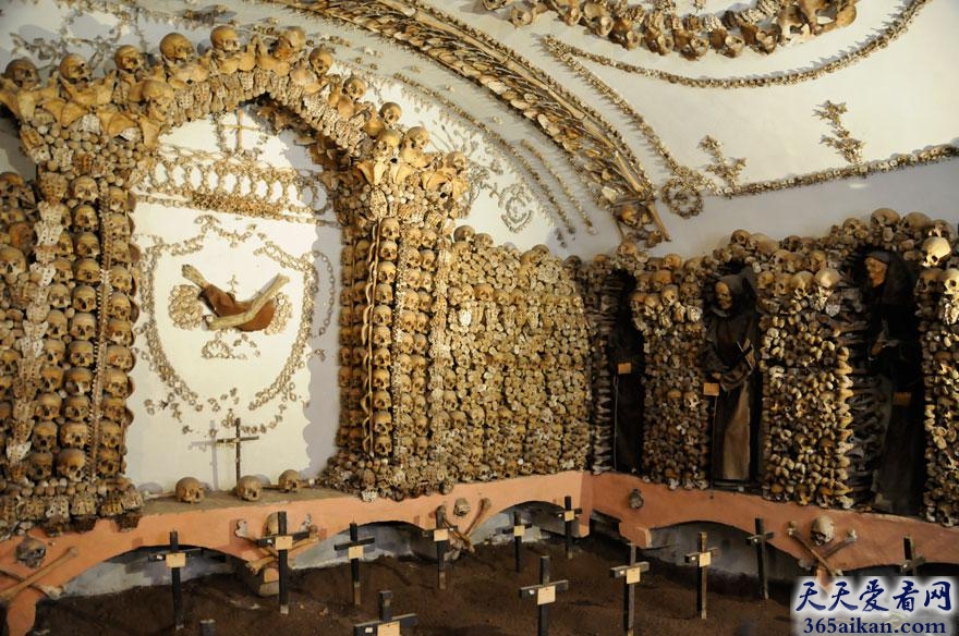 探索世界上最恐怖的教堂，波兰用人骨骸堆起来的教堂