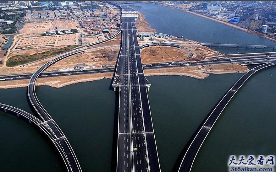 世界最长的跨海大桥：青岛海湾大桥