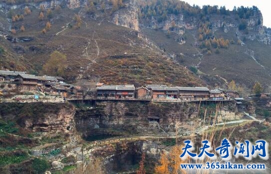 探索中国神秘的悬空村，整村人都居住在悬崖峭壁上面！
