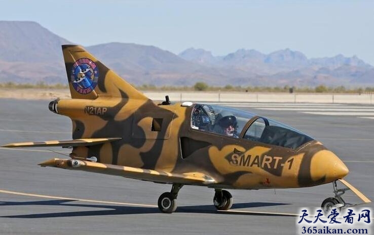 疯狂机械：世界上最小的喷气式飞机有多大？最小飞机带您遨游蓝天