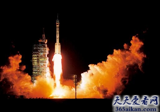 中国第一艘无人宇宙飞船：神舟一号.jpg