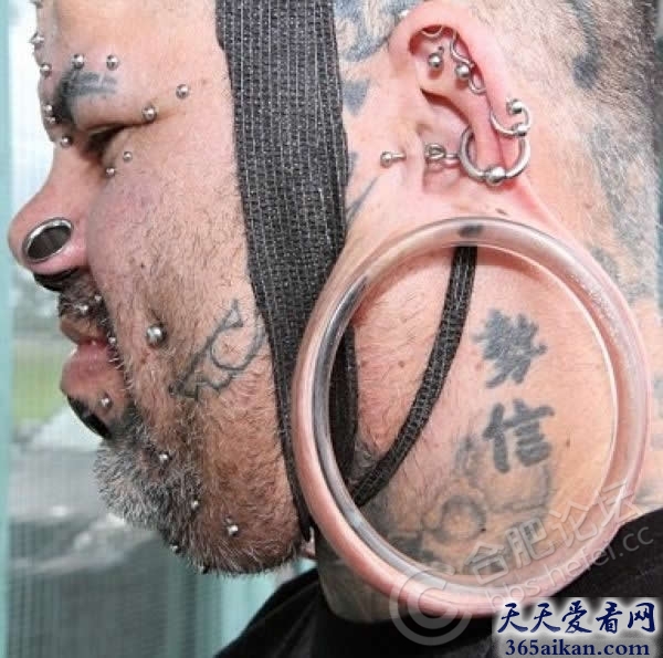 世界上最大的耳洞有多大？惊爆您的眼球，手可以穿过耳洞