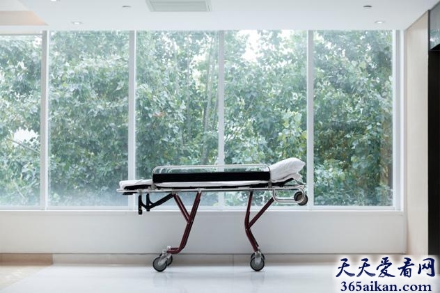 世界上在医院走廊的轮床上待的时间最长的人是谁？