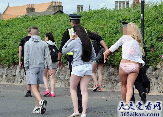 世界上最盛大的海天盛筵，苏格兰沙滩5千名青少年聚众淫乱乱交