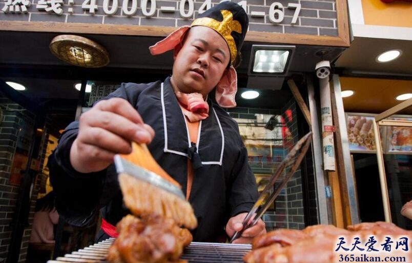 世界上最火爆的猪蹄，小伙扮猪八戒卖猪蹄每天销量几千只