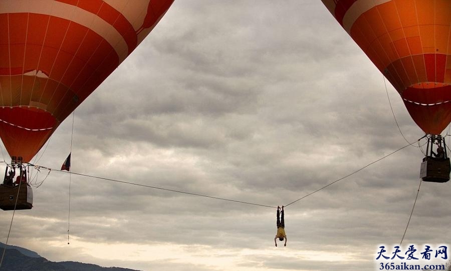 世界上最惊险的杂技表演，男子在两热气球之间空中走钢丝突遇强风