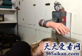 世界上最牛逼的闹钟，女子发明打脸闹钟一直打到起身为止，360度无死角