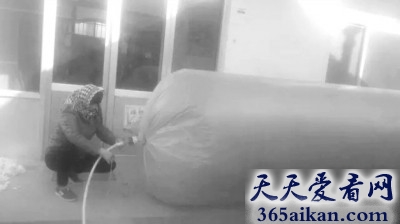 世界上最强的家庭主妇，村民用6米长塑料袋灌天然气回家生火做饭