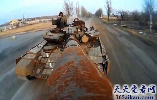 世界上最牛的自拍杆，乌克兰士兵将坦克炮筒改造成
