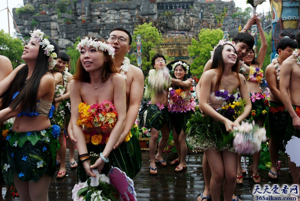 世界上最奇特的婚礼，杭州20对90后情侣集体雨中裸婚