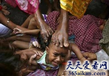 世界上最奇特的风俗，印度大人脚踩婴儿为其祈福