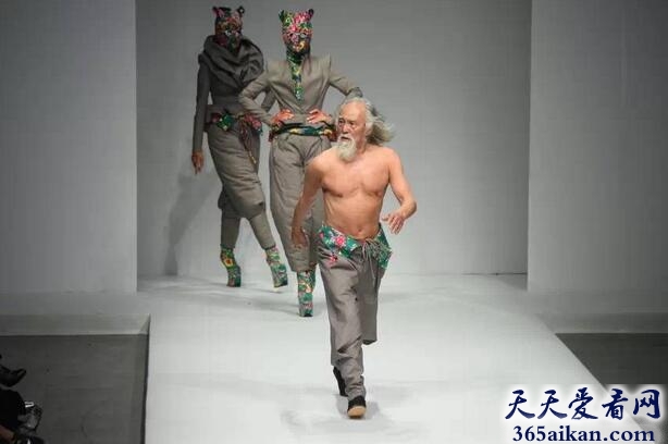 中国最时尚的老人，80岁老人王德顺模特身材 ，t台走秀秀肌肉
