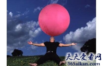 世界上肺活量最大的人：曼吉特·辛格，吹出直径2.44米的大气球！