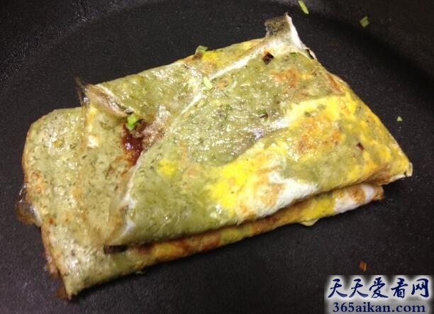 中国天津最著名的油炸食品：煎饼果子.jpg