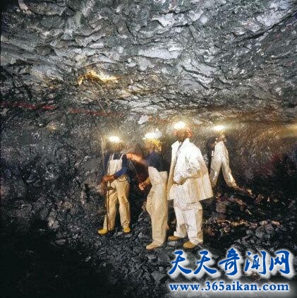 世界上最深的金矿采掘矿井，深度4350米相当于十个帝国大厦！