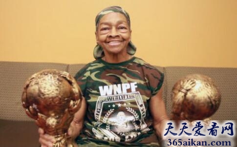 世界上最强悍的老奶奶，77岁老奶奶夺世界举重冠军 