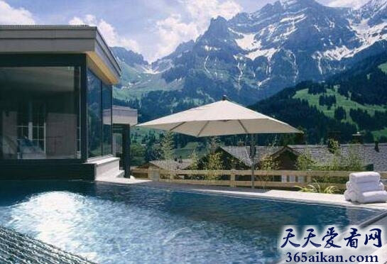 瑞士，雪山脚下的泳池