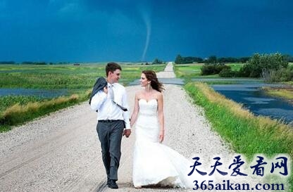 世界上最疯狂最浪漫的婚纱照，加拿大夫妇龙卷风前拍唯美婚纱照