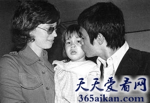 功夫巨星李小龙的妻子琳达·艾米莉揭秘丈夫的死因