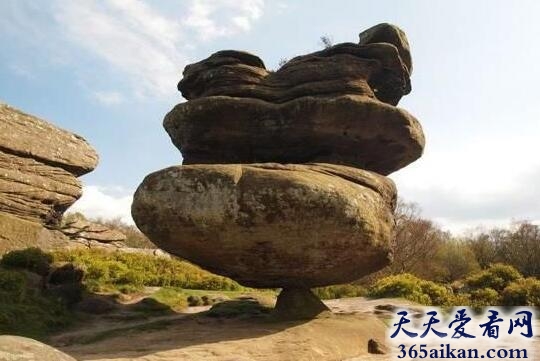 神石：自然界中最神奇的小石头，小石头支撑着200吨的巨石