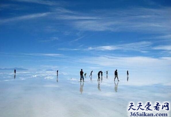 玻利维亚南方的乌尤尼盐沼1.jpg