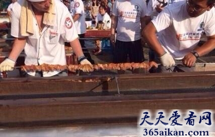世界上最长的烤肉串有多长？香气满溢啊！