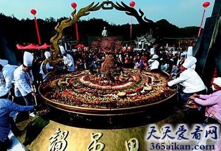 世界上最大的吊锅有多大？吸引近万名吃货来袭