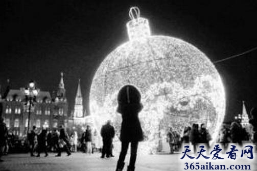 世界上最大的圣诞球灯是怎么样的？