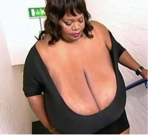 世界上最大的胸部，10个胸围逆天的女人(最大的重77斤)