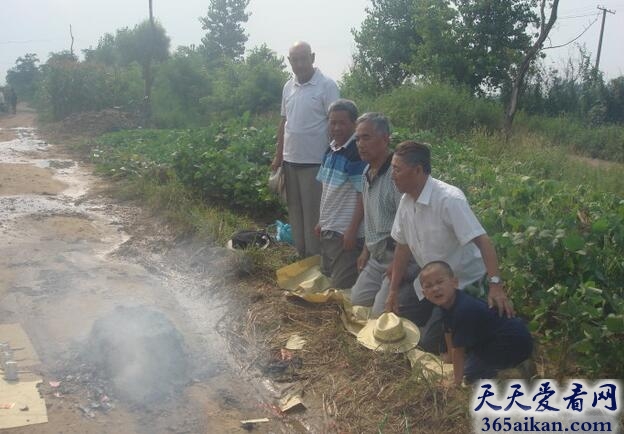 梦见坟地烧纸.jpg