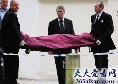 梦见抬死人回家是什么意思？