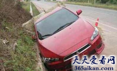 梦见开车掉沟里