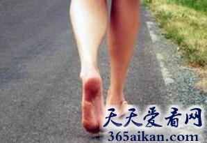 梦见赤脚走路