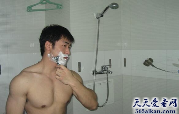 梦见洗澡刮胡子预示着什么?梦见洗澡刮胡子有什么寓意?