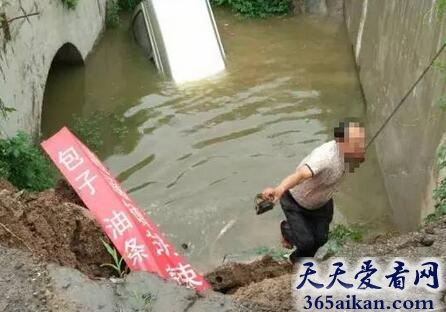 梦见走路掉进沟沟有水代表着什么?梦见走路掉进沟沟有水意味着什么?