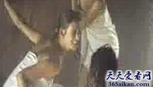 梦见洗澡被人偷看意味着什么?梦见洗澡被人偷看有什么含义?