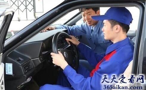梦见学习开车预示着什么?梦见学习开车有什么含义?