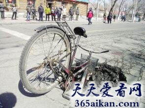 梦见骑自行车掉坑里是什么征兆?梦见骑自行车掉坑里暗示着什么?