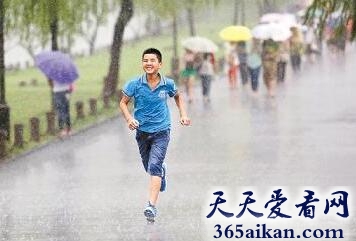 梦见在雨中奔跑表示什么?梦见在雨中奔跑预示着什么?